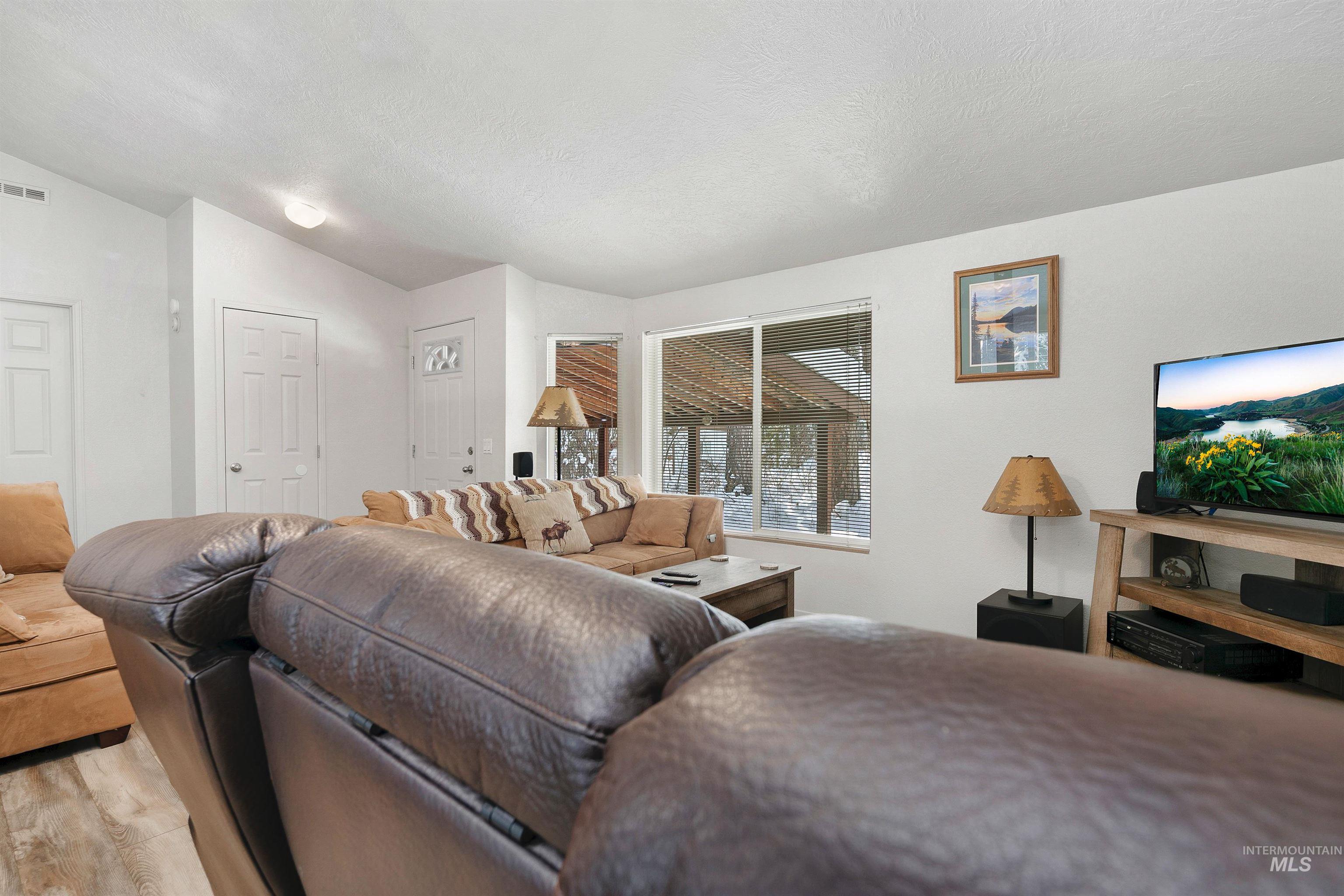212 Holiday Dr