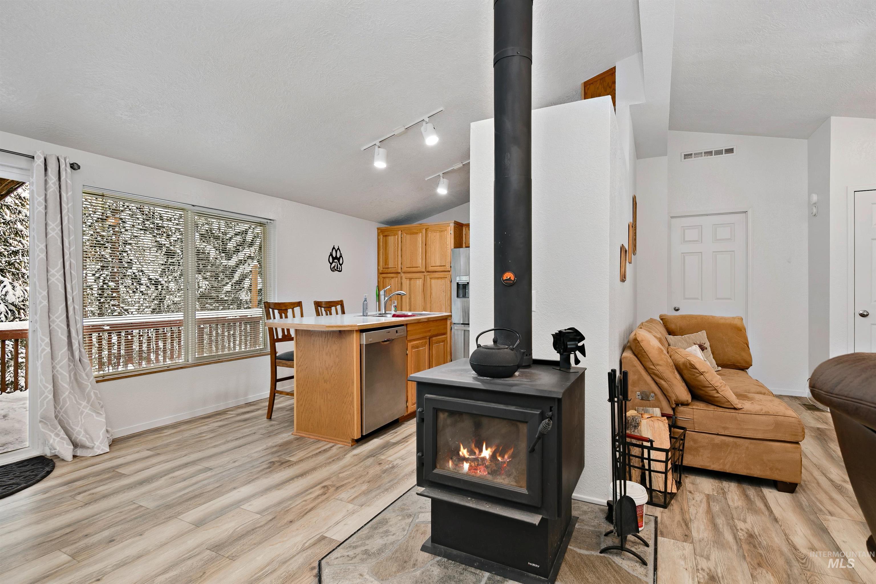 212 Holiday Dr