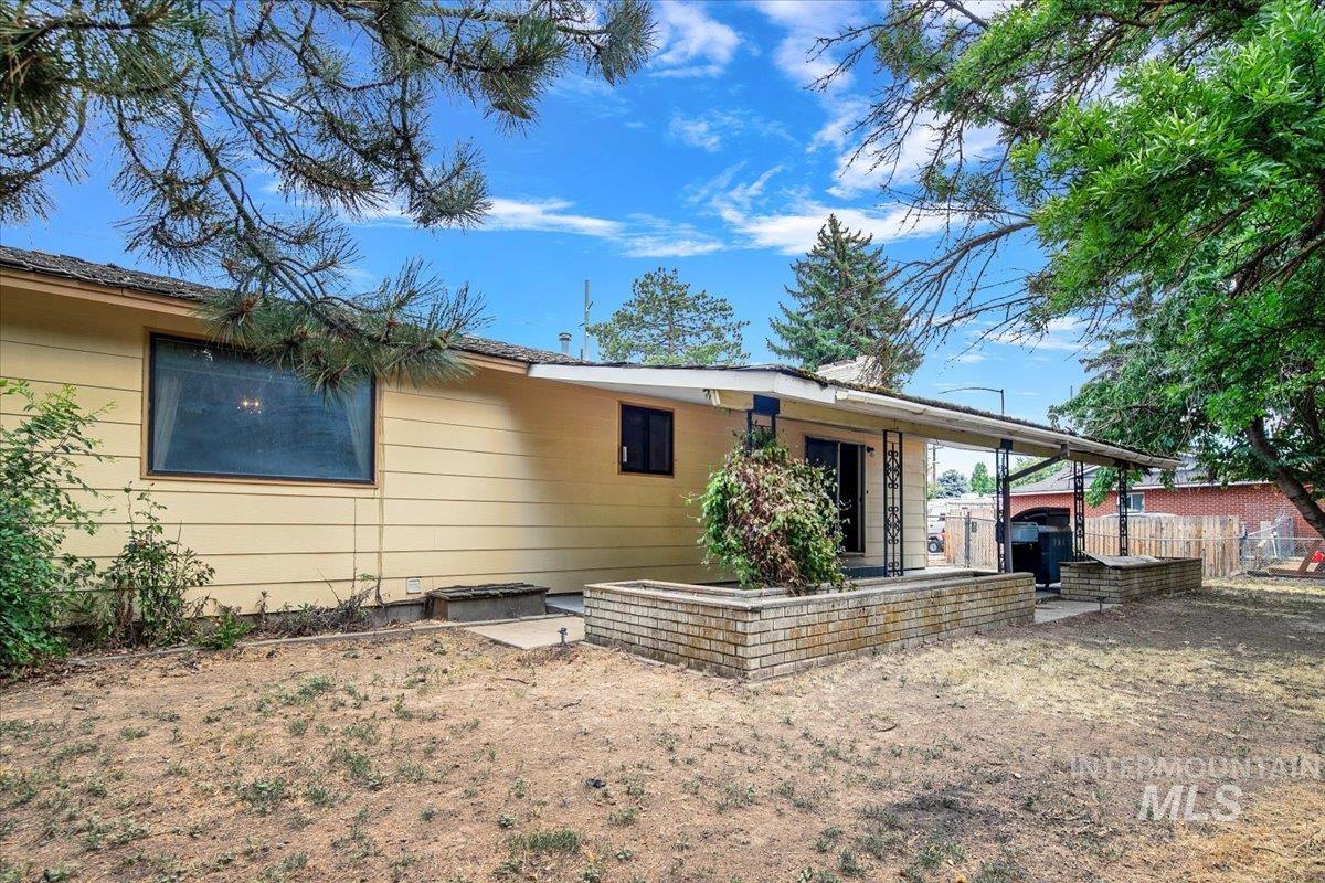 3621 N Cloverdale Rd