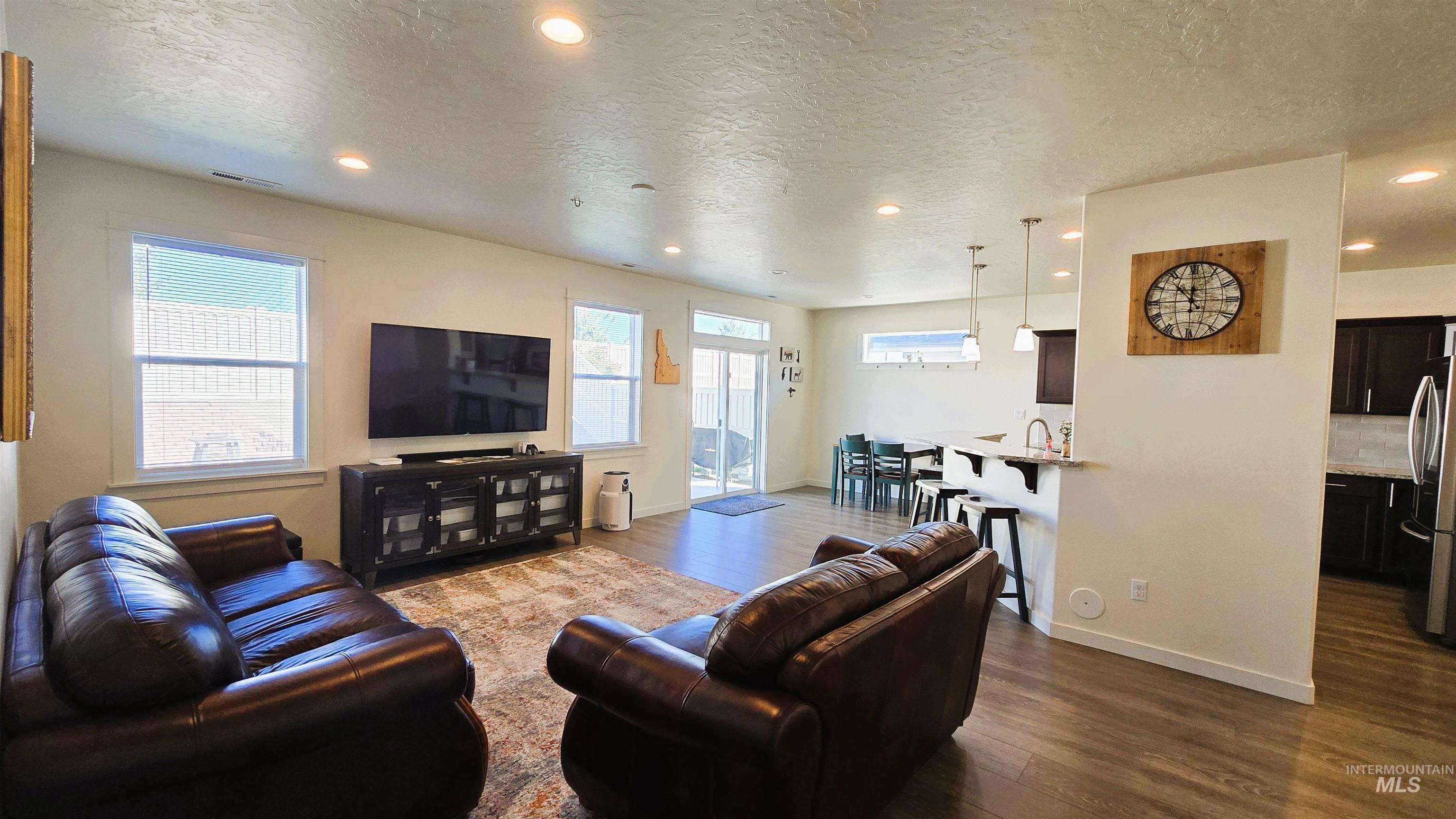 6182 W Los Flores Drive