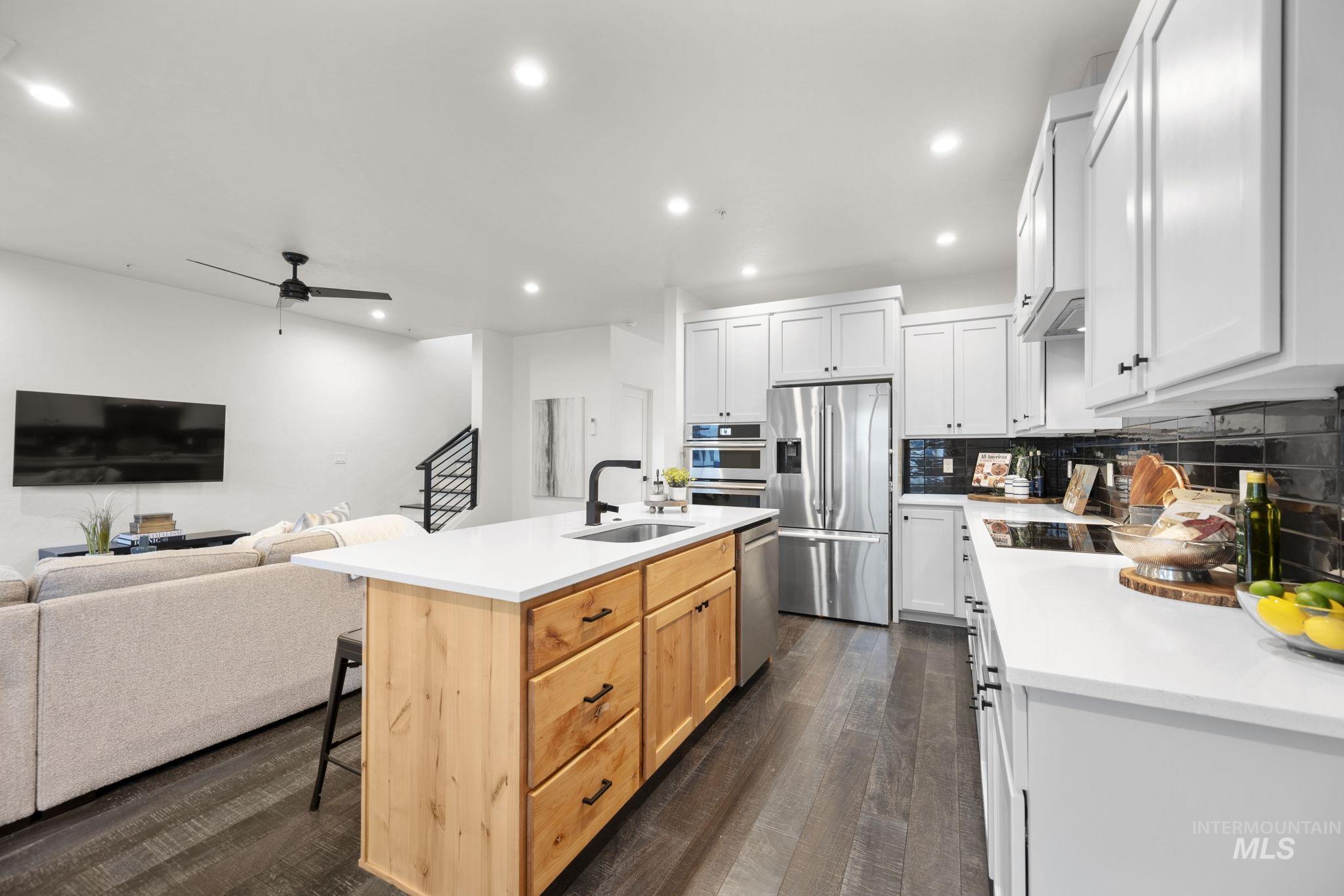 429 E Water Pocket Ln