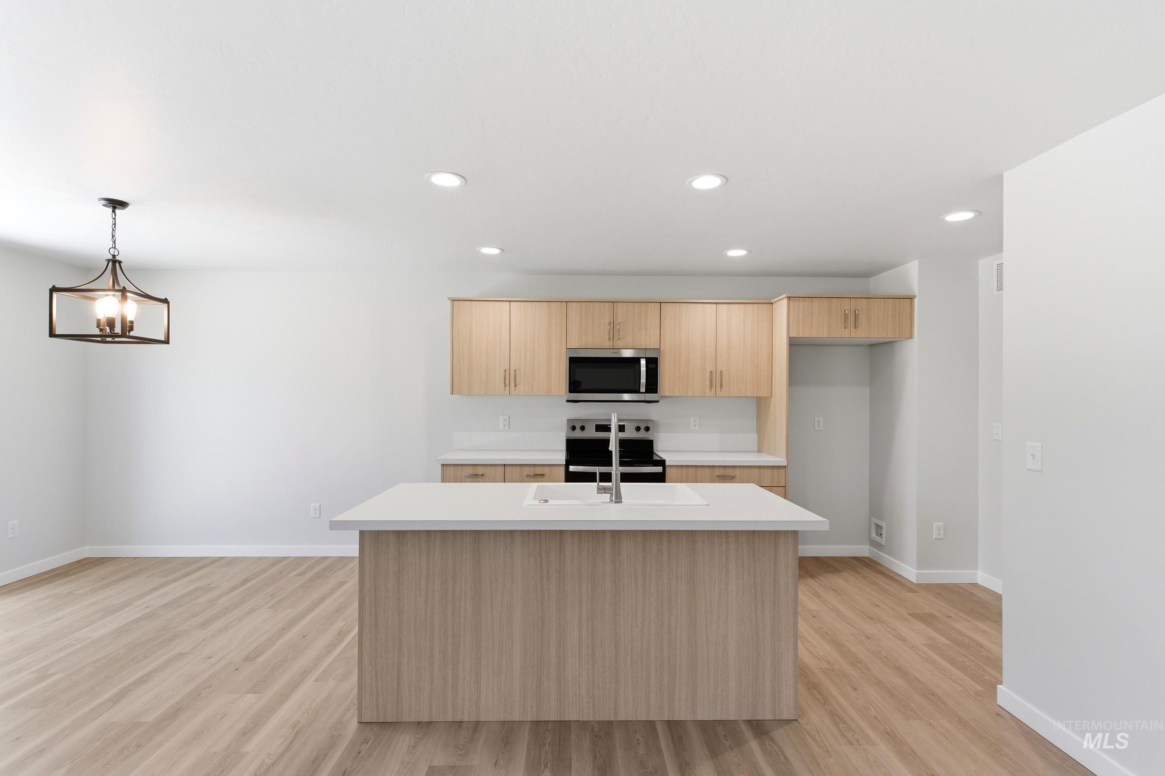 2382 W Fallon Lp