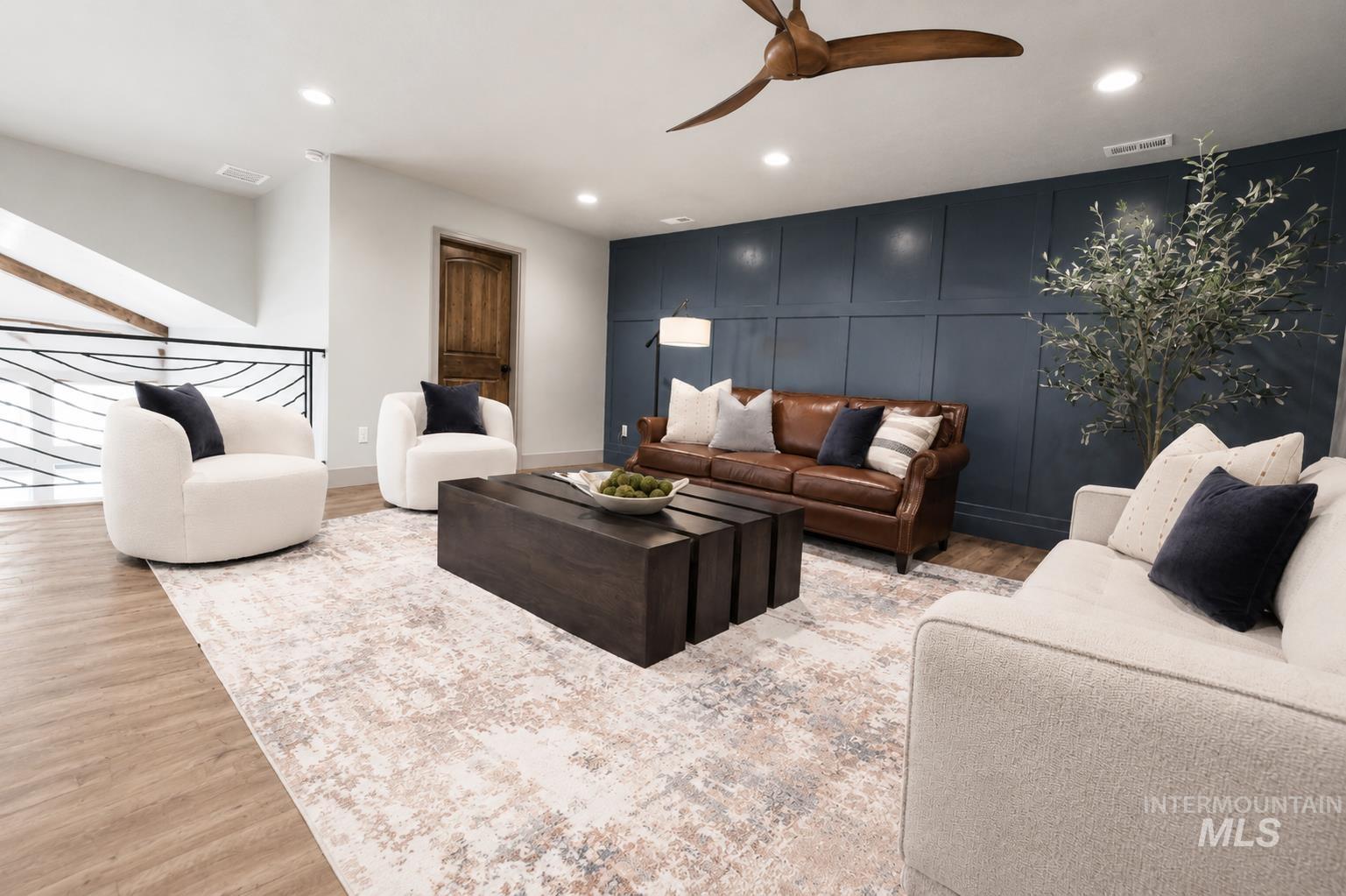 3859 E Vadonia Ln
