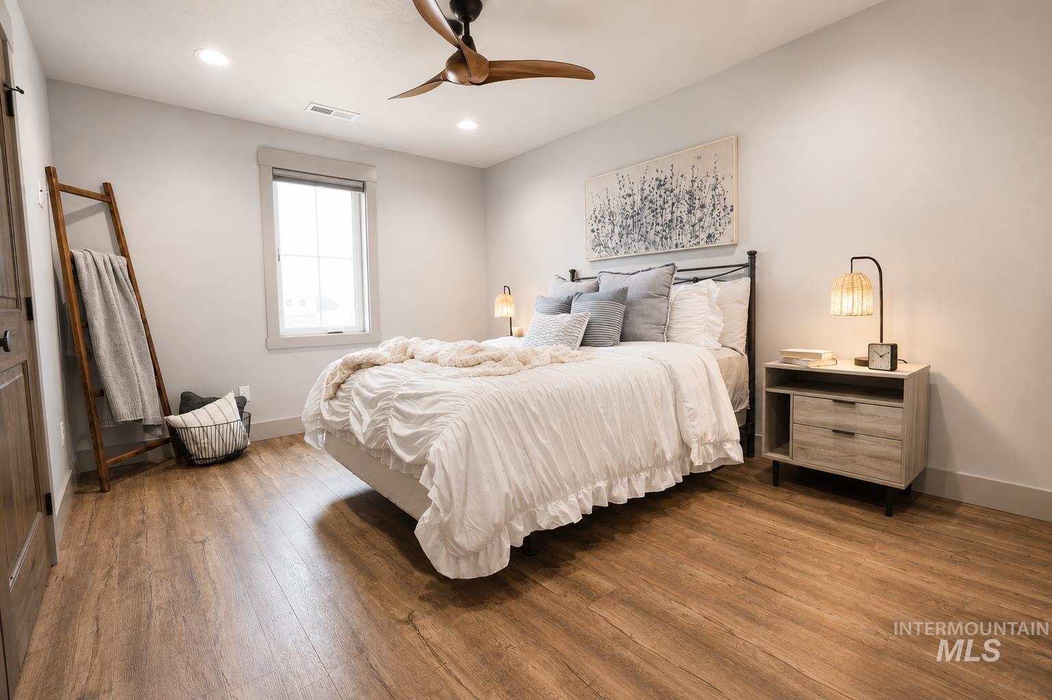3859 E Vadonia Ln