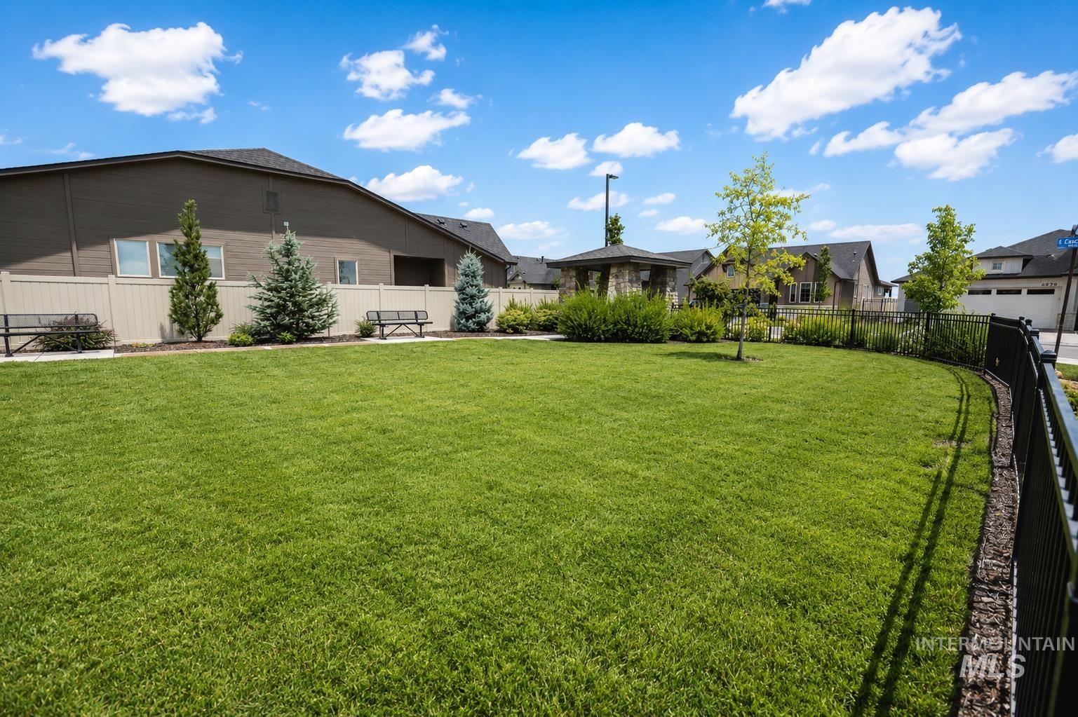 3859 E Vadonia Ln