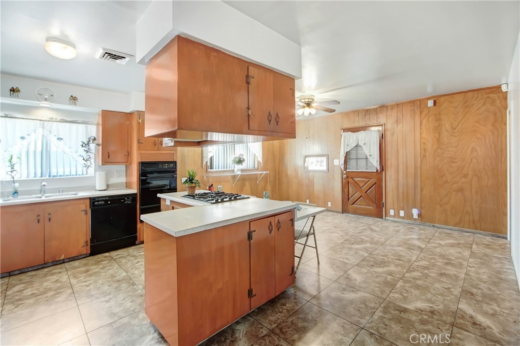 1572 N Mountain View Avenue