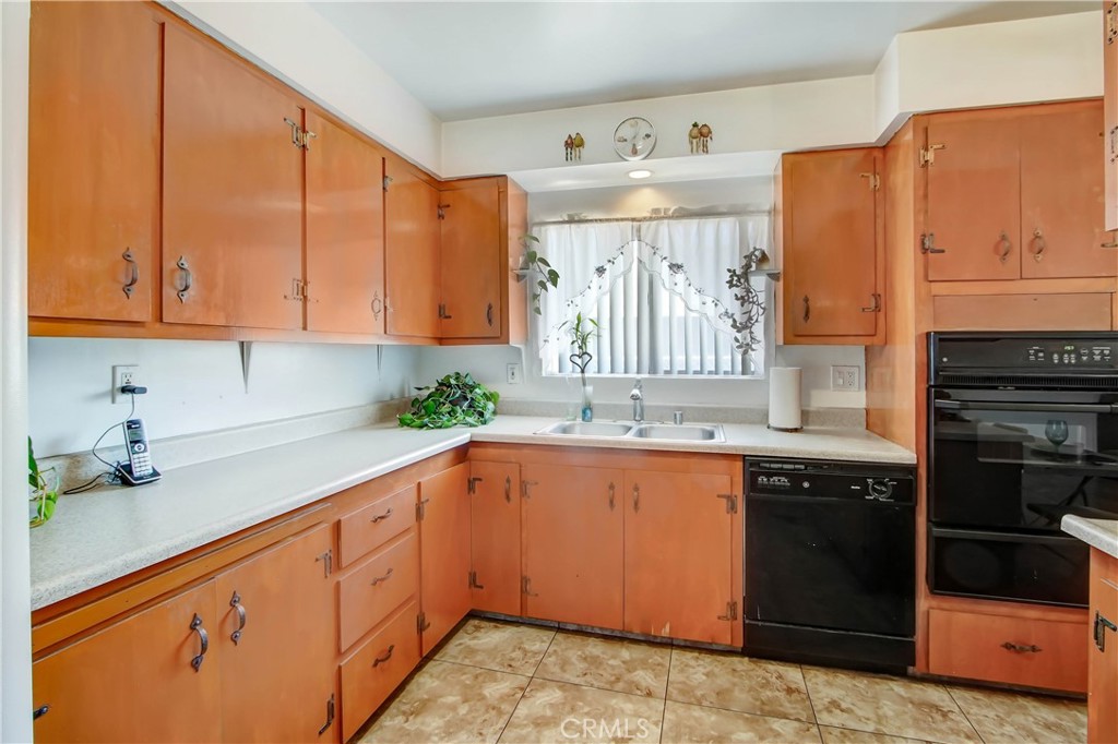 1572 N Mountain View Avenue