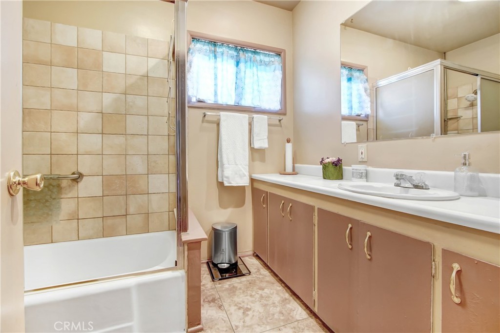 1572 N Mountain View Avenue