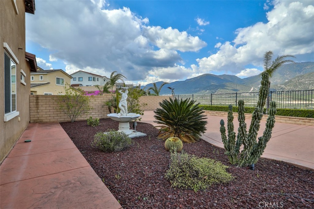 5461 N Pinnacle Lane