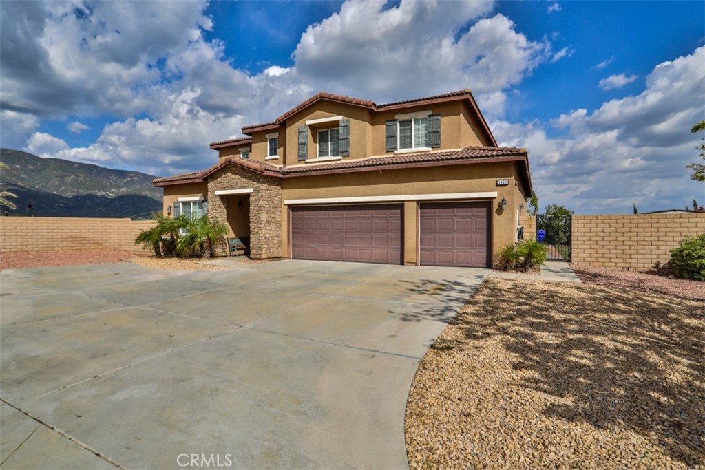 5461 N Pinnacle Lane