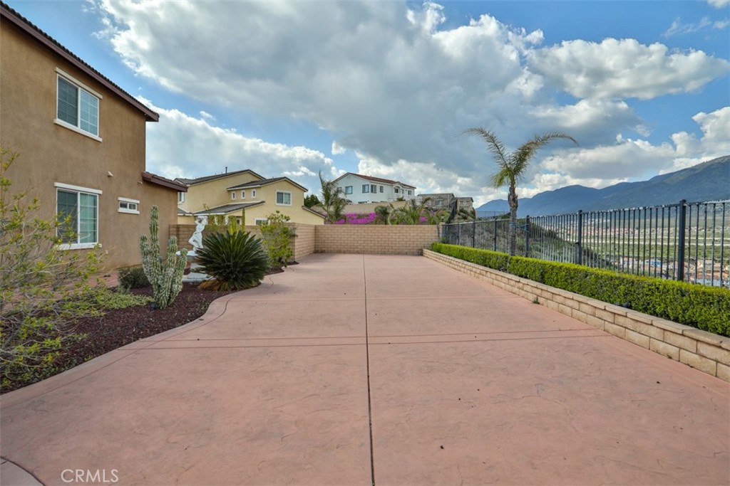 5461 N Pinnacle Lane