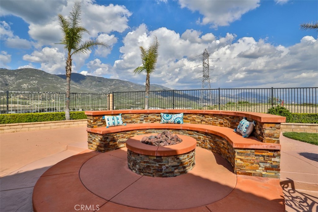 5461 N Pinnacle Lane