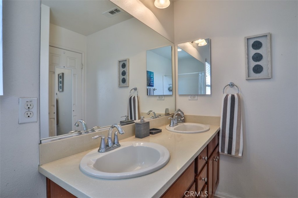 5461 N Pinnacle Lane