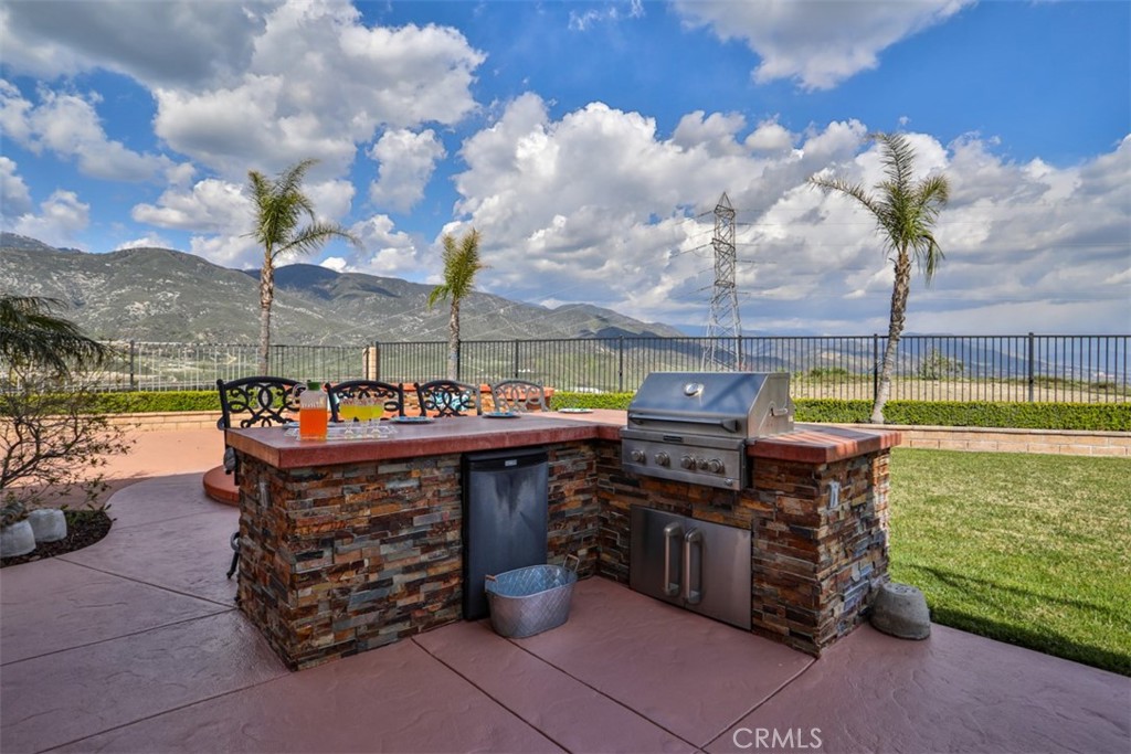 5461 N Pinnacle Lane