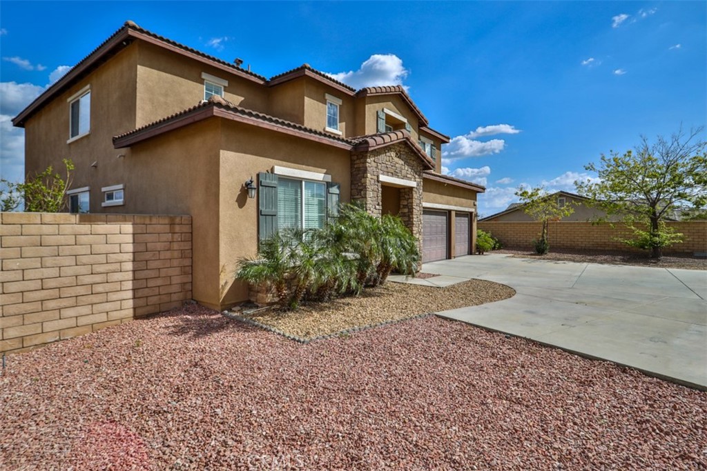 5461 N Pinnacle Lane