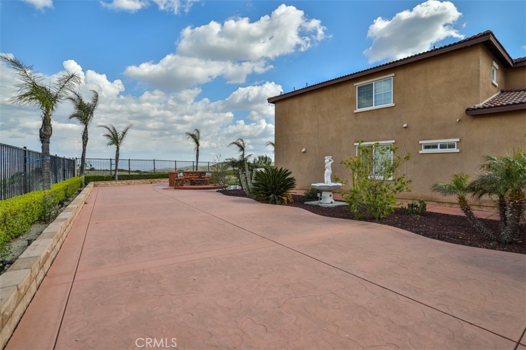 5461 N Pinnacle Lane