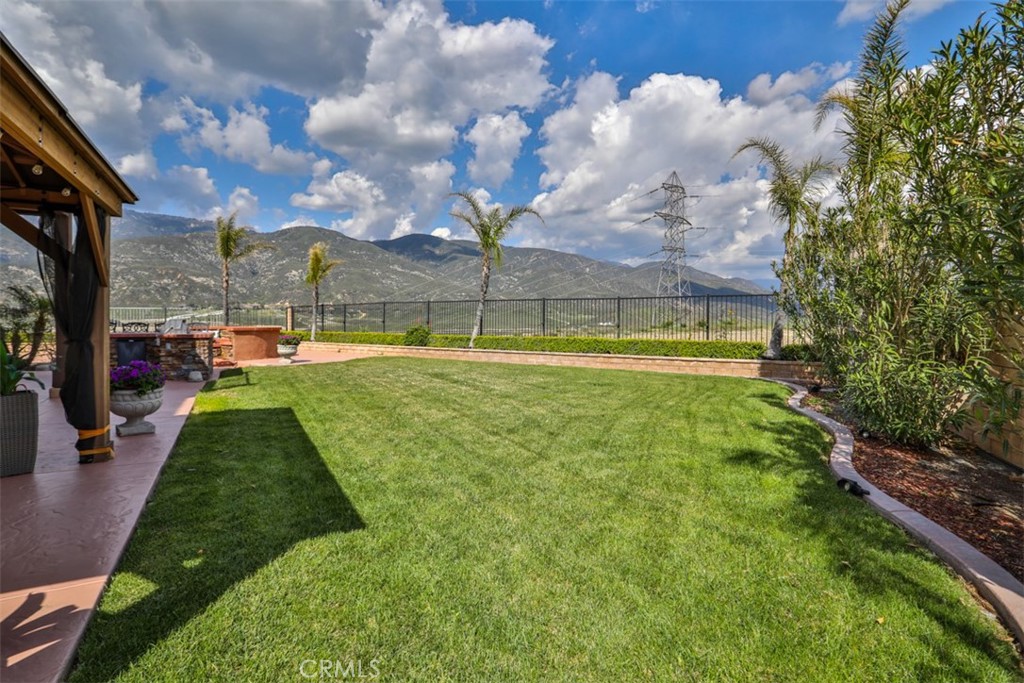 5461 N Pinnacle Lane