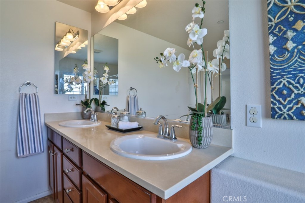 5461 N Pinnacle Lane