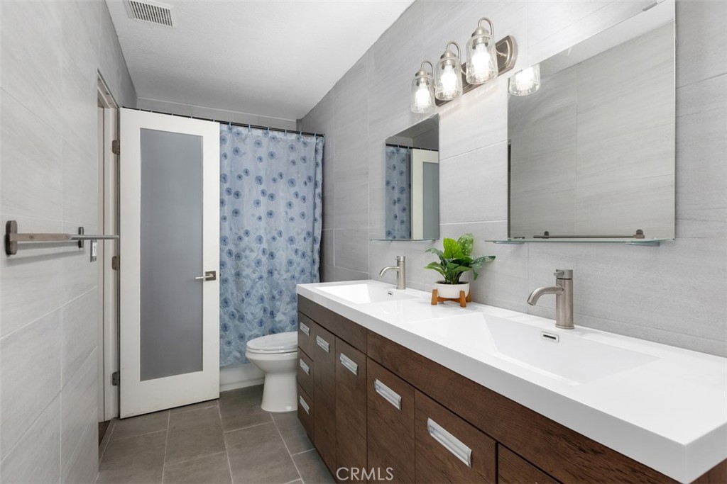 792 N Mollison Avenue 7