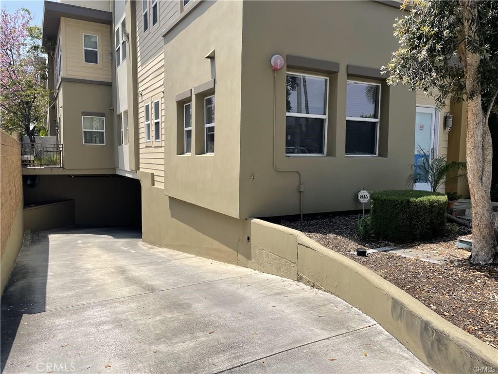 441 N Los Robles Avenue 16