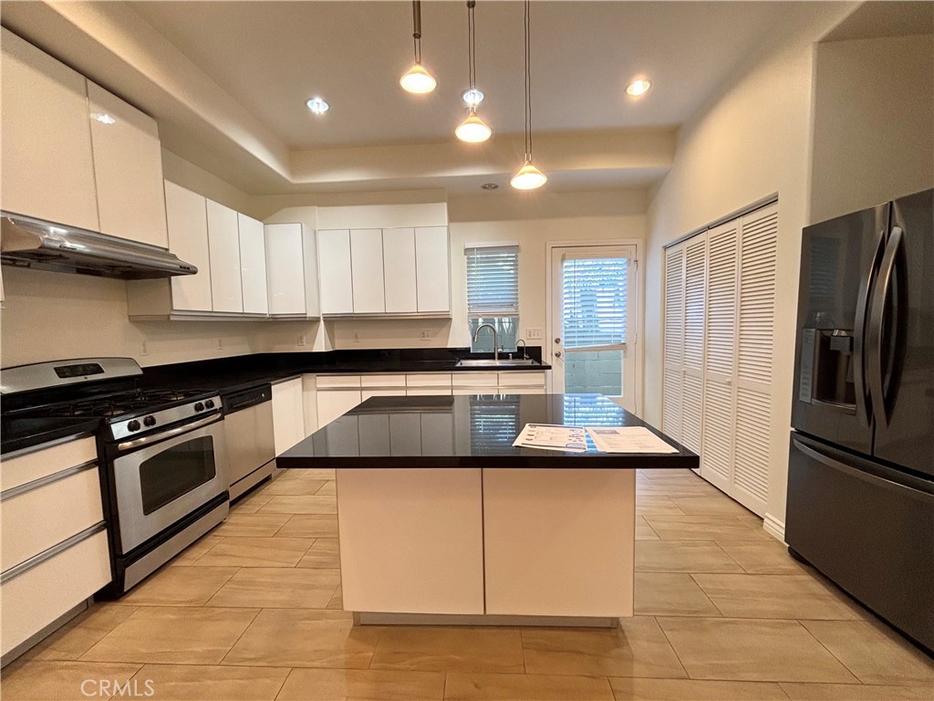 441 N Los Robles Avenue 16