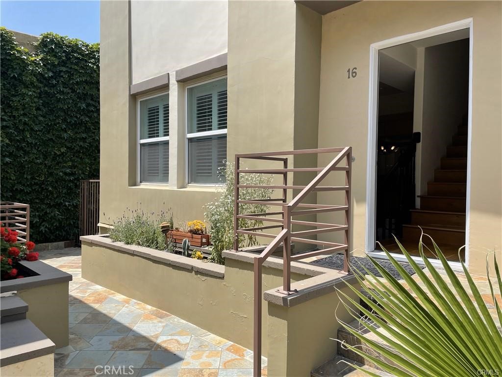 441 N Los Robles Avenue 16