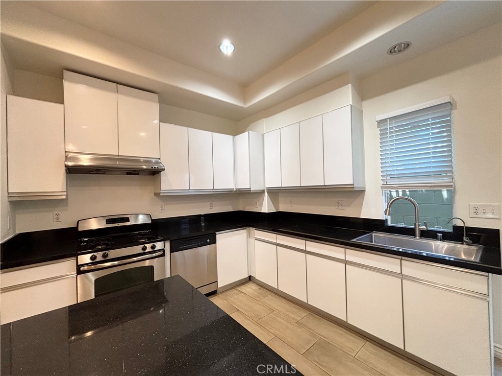 441 N Los Robles Avenue 16