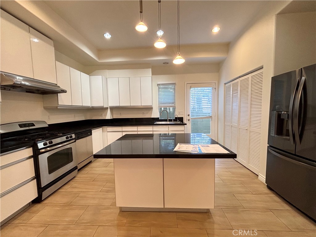 441 N Los Robles Avenue 16