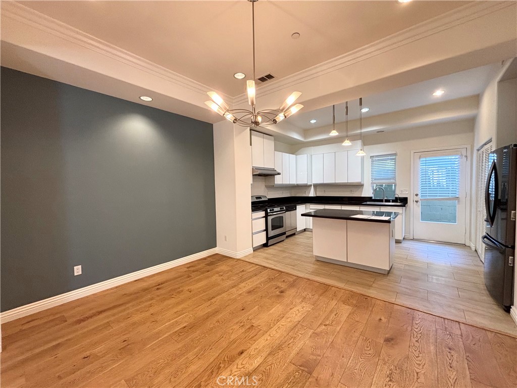 441 N Los Robles Avenue 16