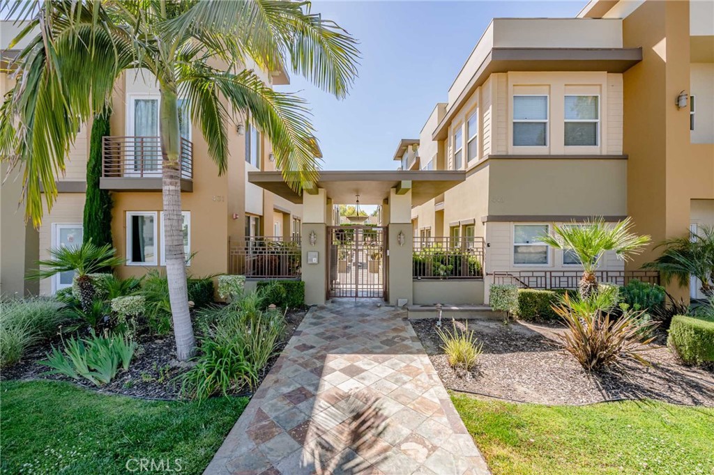 441 N Los Robles Avenue 16