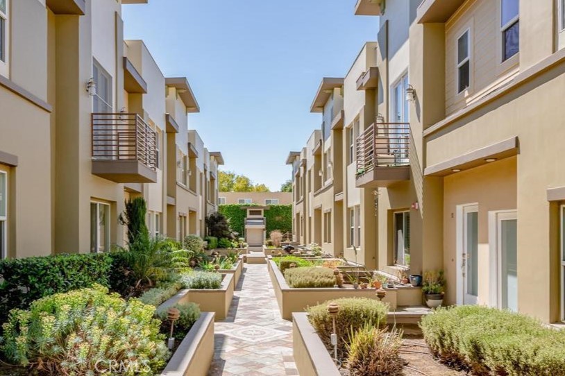 441 N Los Robles Avenue 16