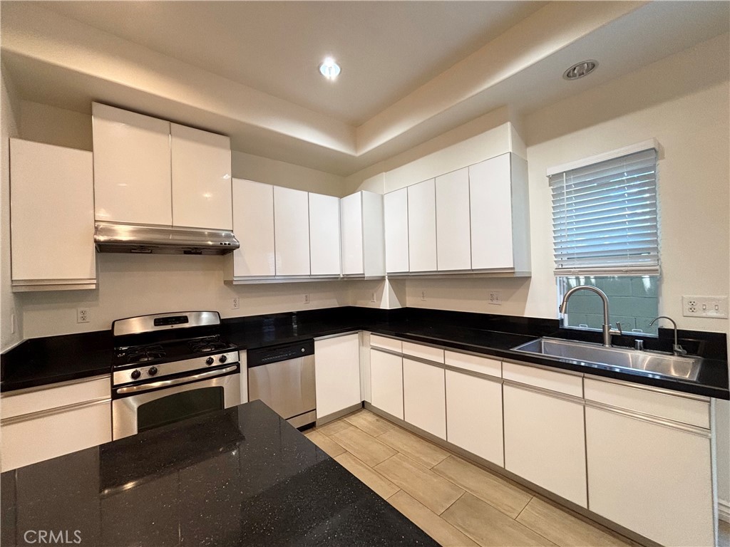 441 N Los Robles Avenue 16