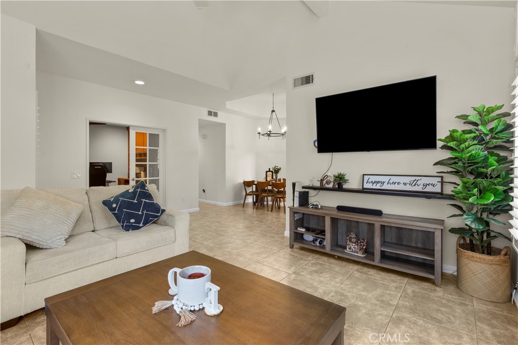 6118 E Garnet