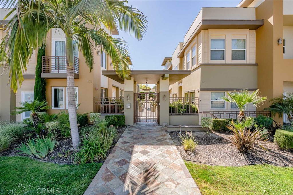 441 N Los Robles 16