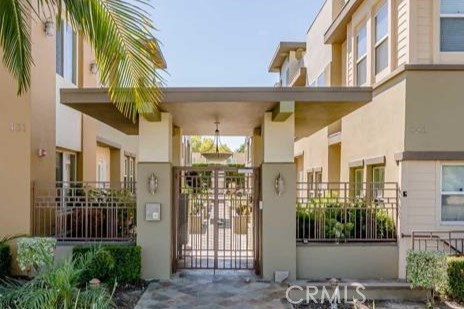 441 N Los Robles 16