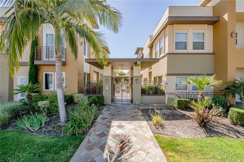 441 N Los Robles 16