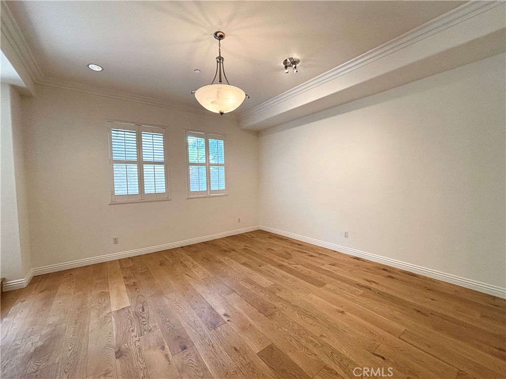 441 N Los Robles 16