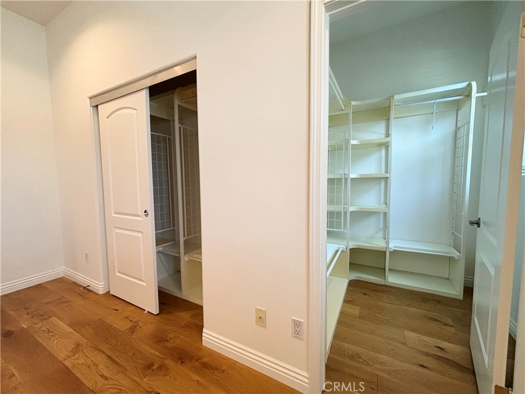 441 N Los Robles 16