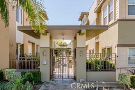 441 N Los Robles 16