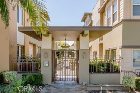 441 N Los Robles 16