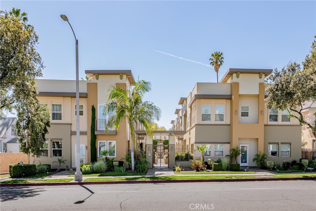 441 N Los Robles 16