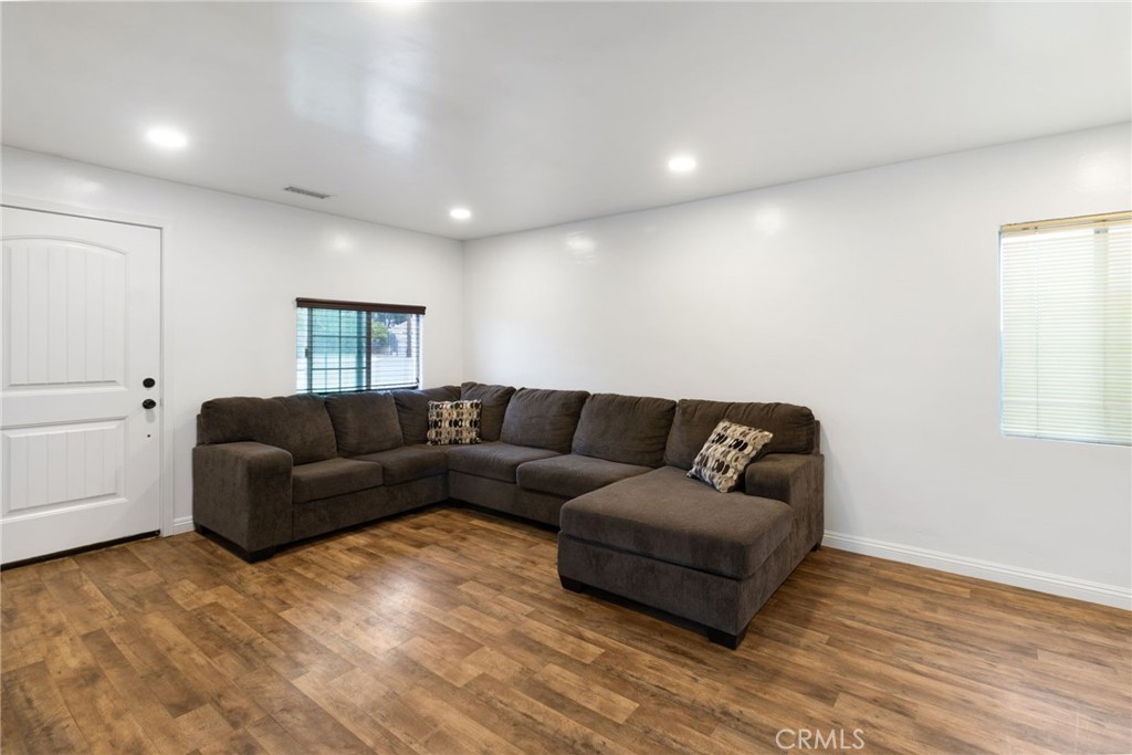 1005 E Lynwood Drive