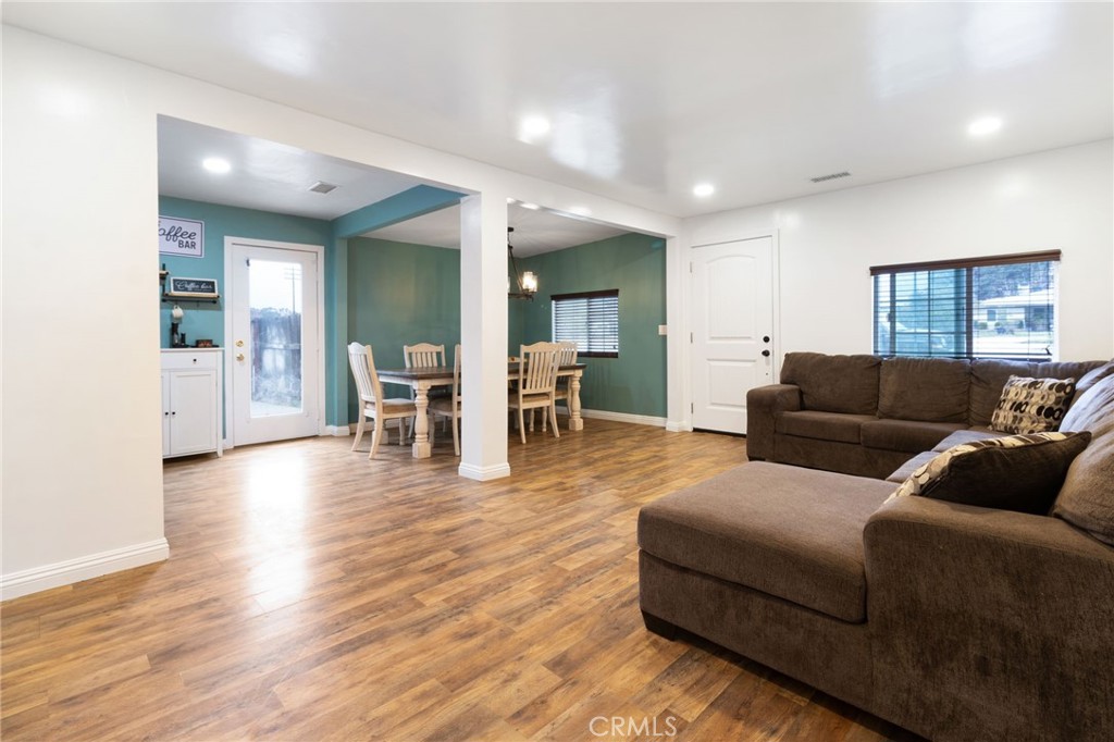 1005 E Lynwood Drive