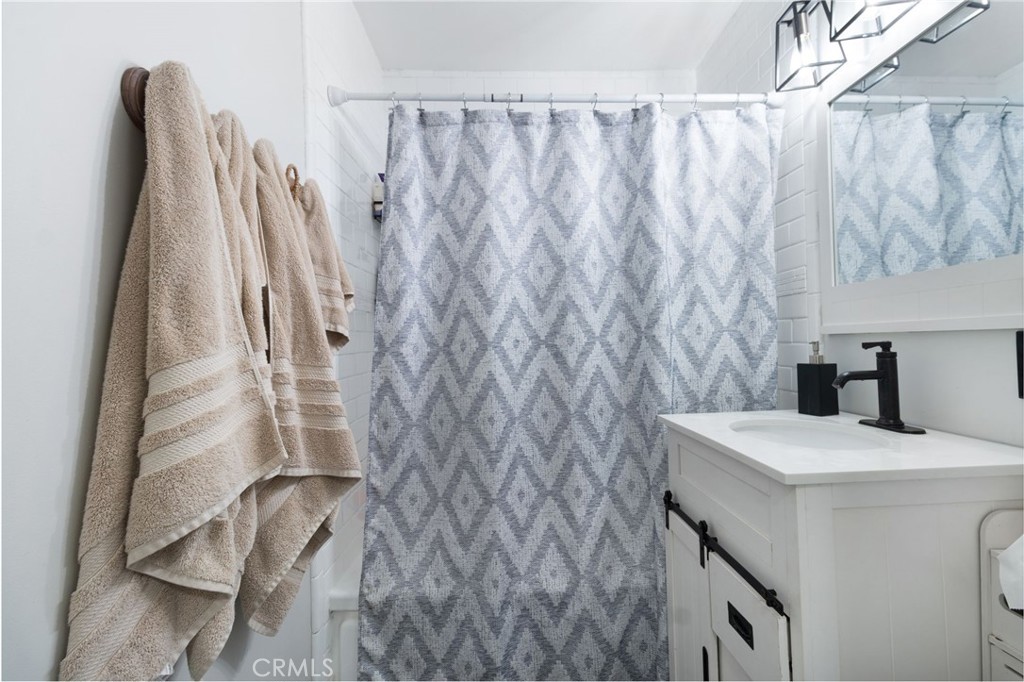 1005 E Lynwood Drive