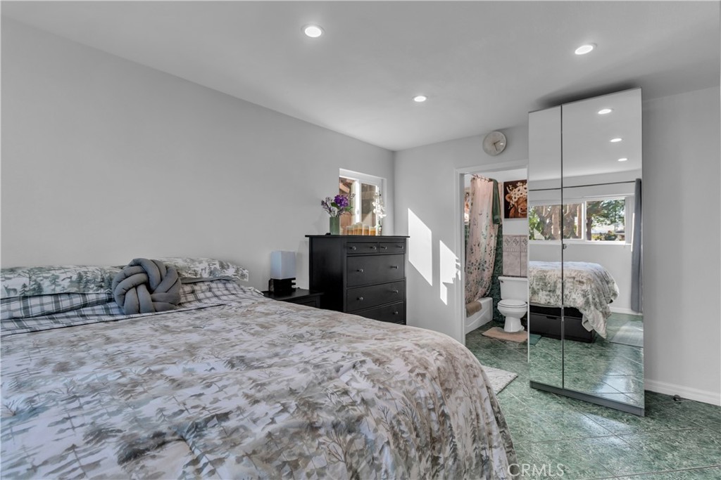 1099 E Lexington Avenue