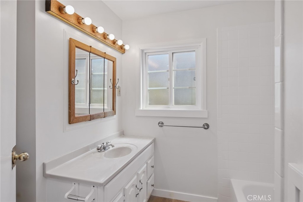 2835 E Thompson Street