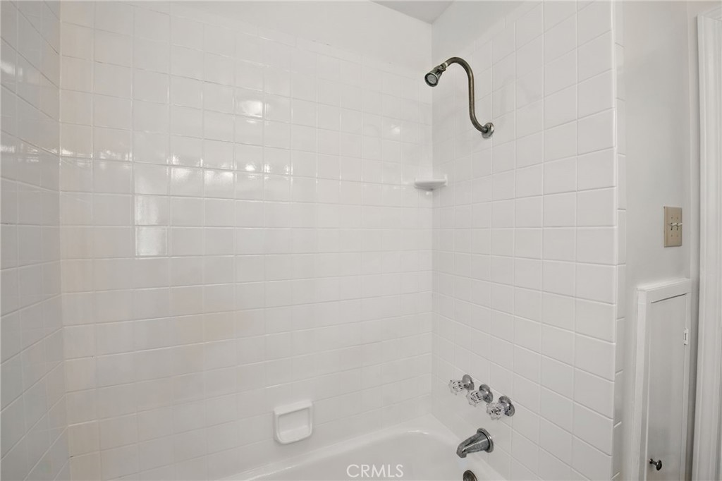 2835 E Thompson Street