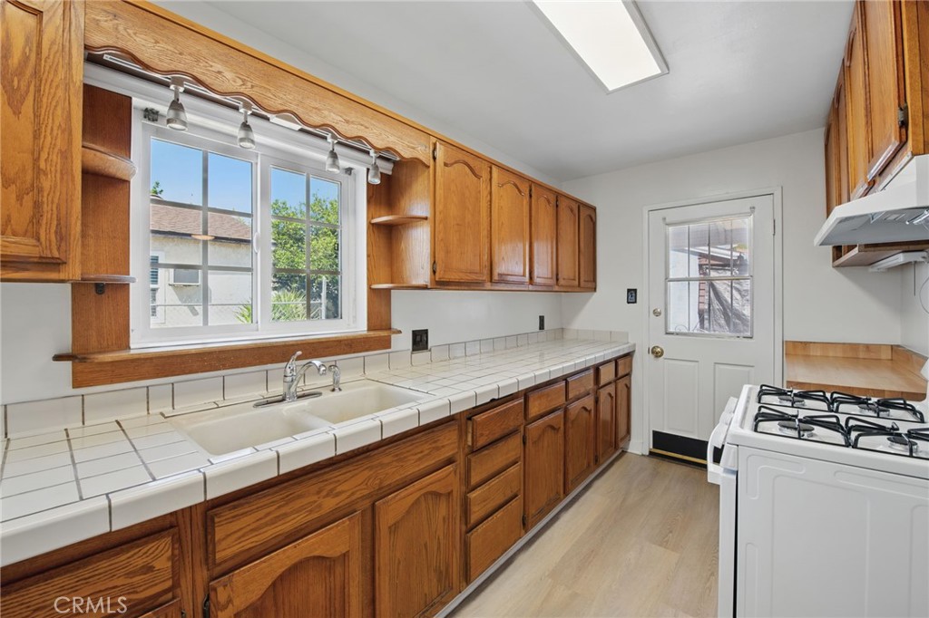 2835 E Thompson Street