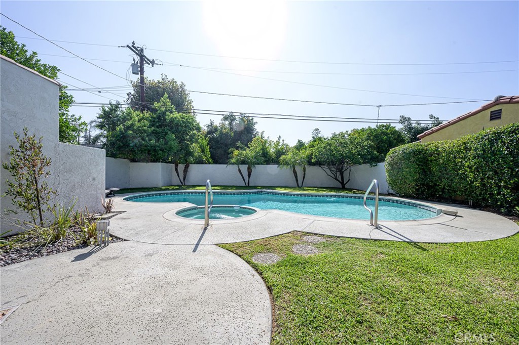 240 Rosemont Boulevard