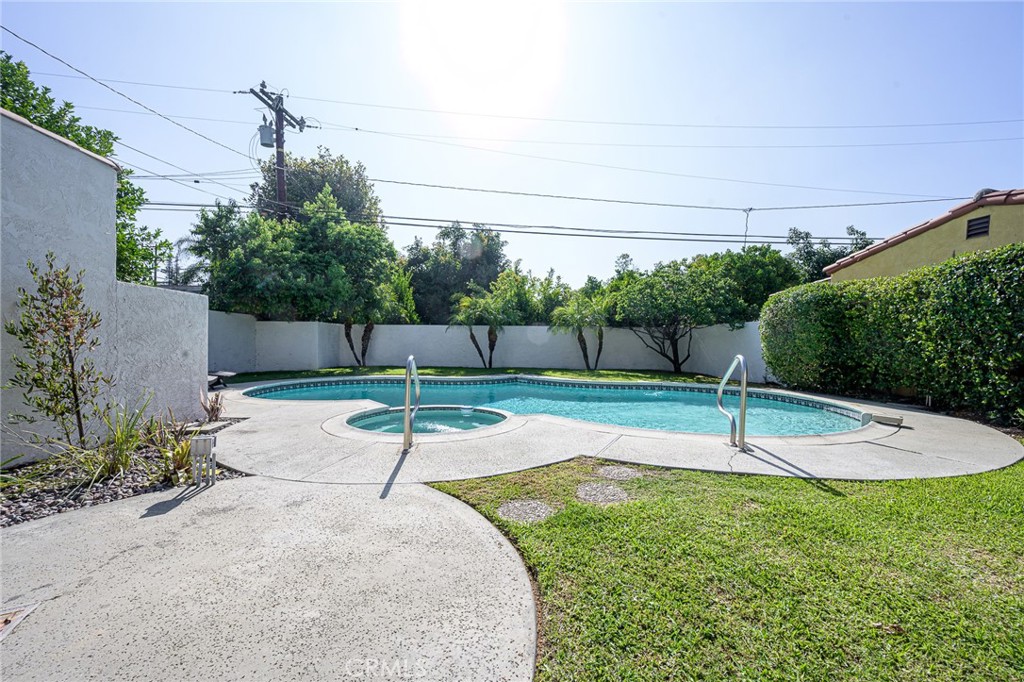 240 Rosemont Boulevard